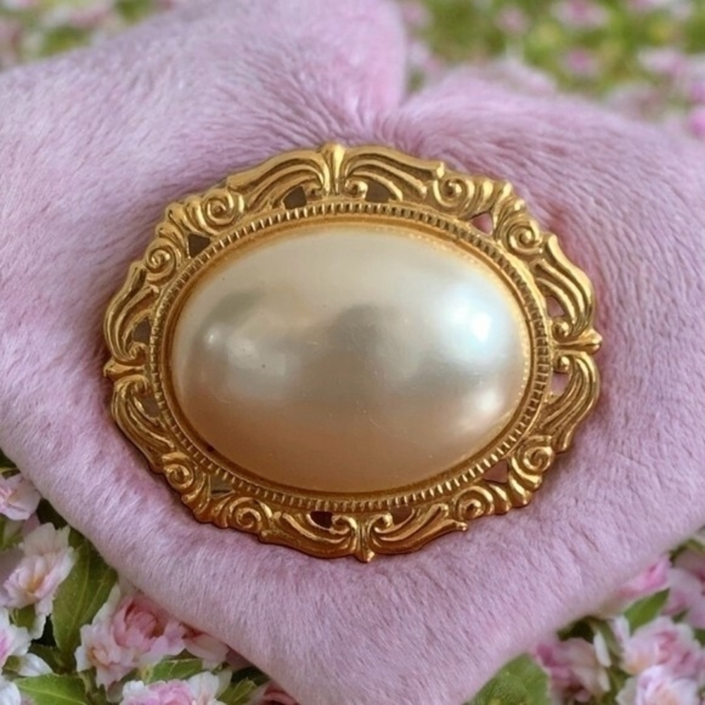 Vintage Gold Tone Oval Brooch 2.25" Victorian Style White Pearl Bead Pin VG